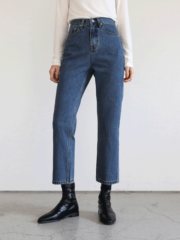 Relaxed Fit Cropped Jeans