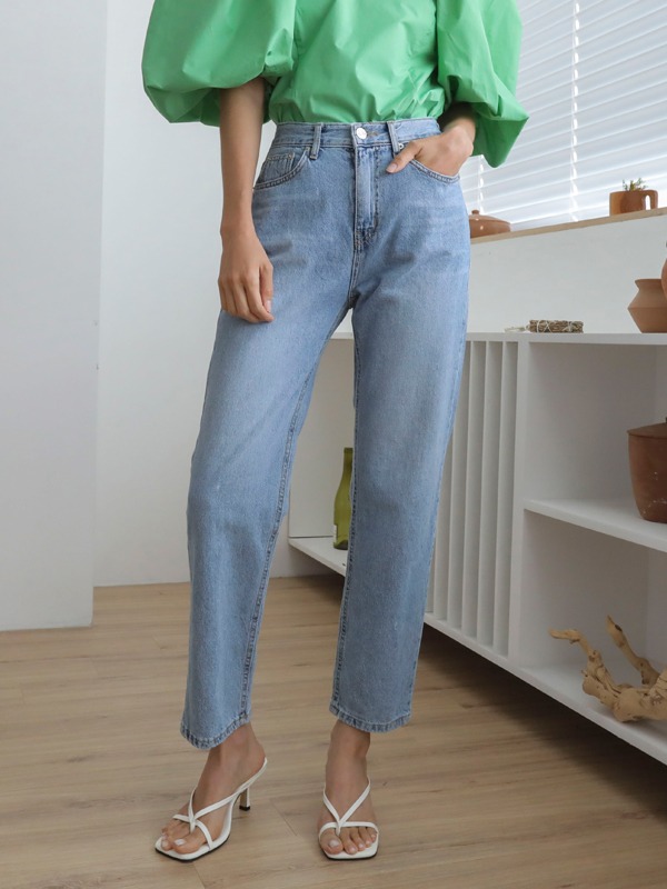 35564 High-Waisted Tapered Jeans
