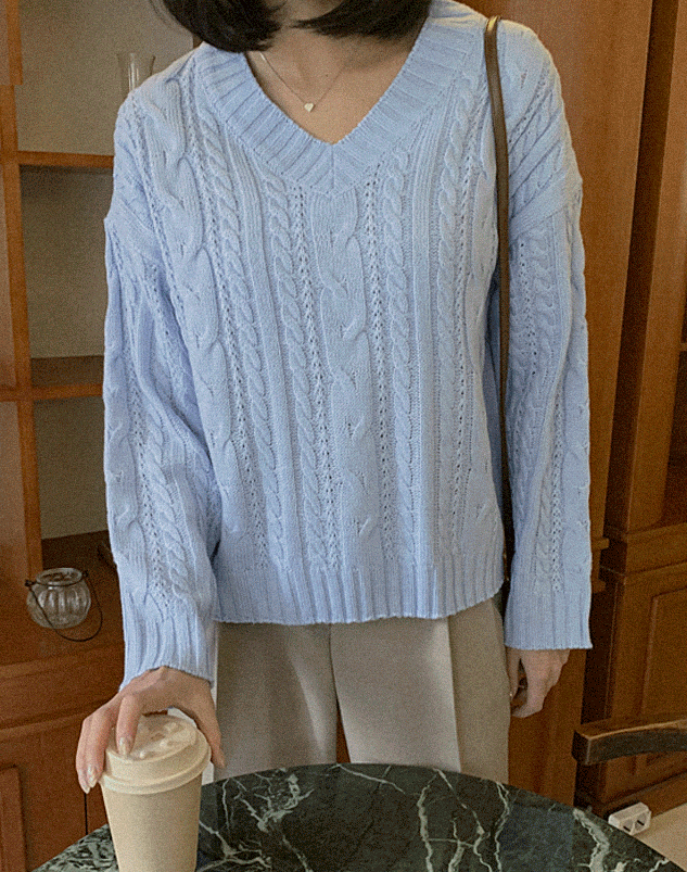 Mute twist V-neck knit