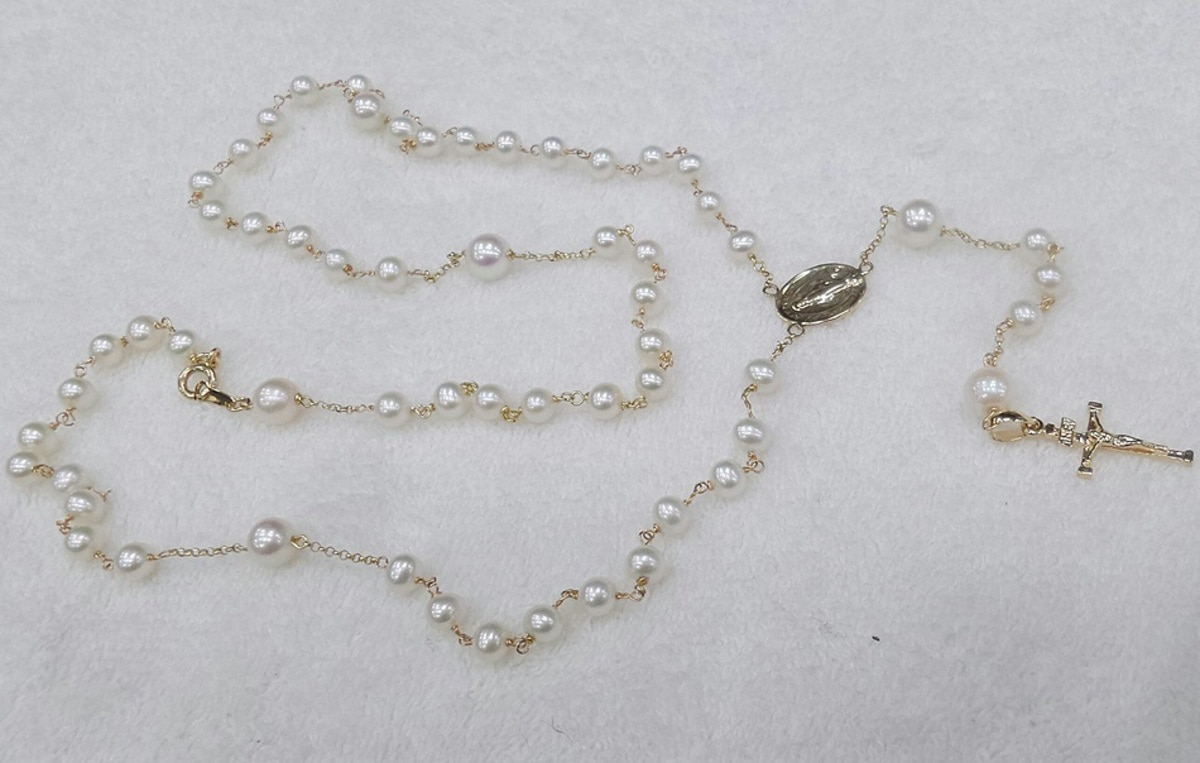 Get MILEY CYRUS's Petit Pearl Rosary Necklace!