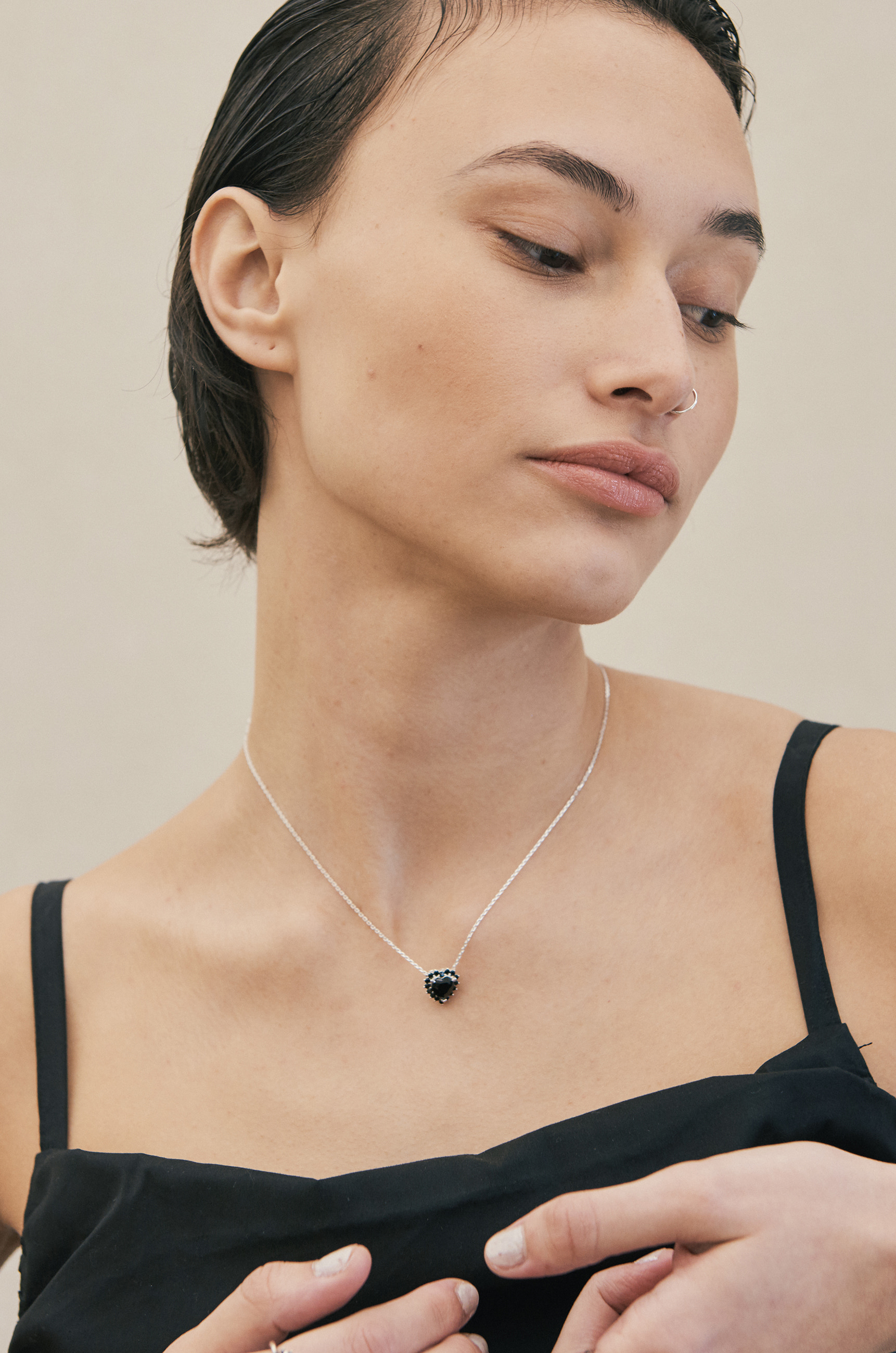 [✓슬기 착용] Crystal Heart Necklace (Black)