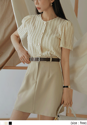 [TOP] MEI LACE JEWELRY BUTTON PUFF 1/2 BLOUSE