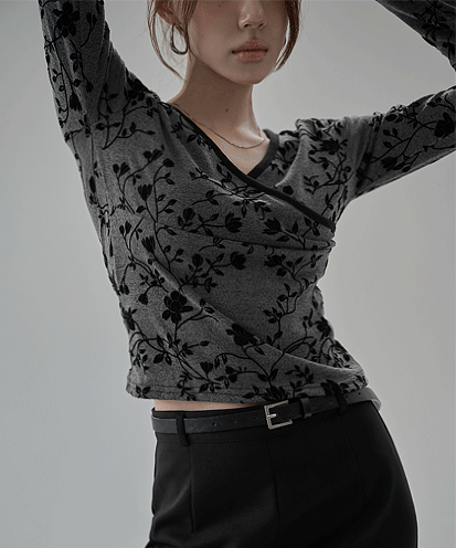 [얼리어텀] 케핀 플라워 벨벳 랩 V 넥 티 (가을/간절기/데일리룩/일상룩/페미닌룩/데이트룩/캠퍼스룩/긴팔티)
