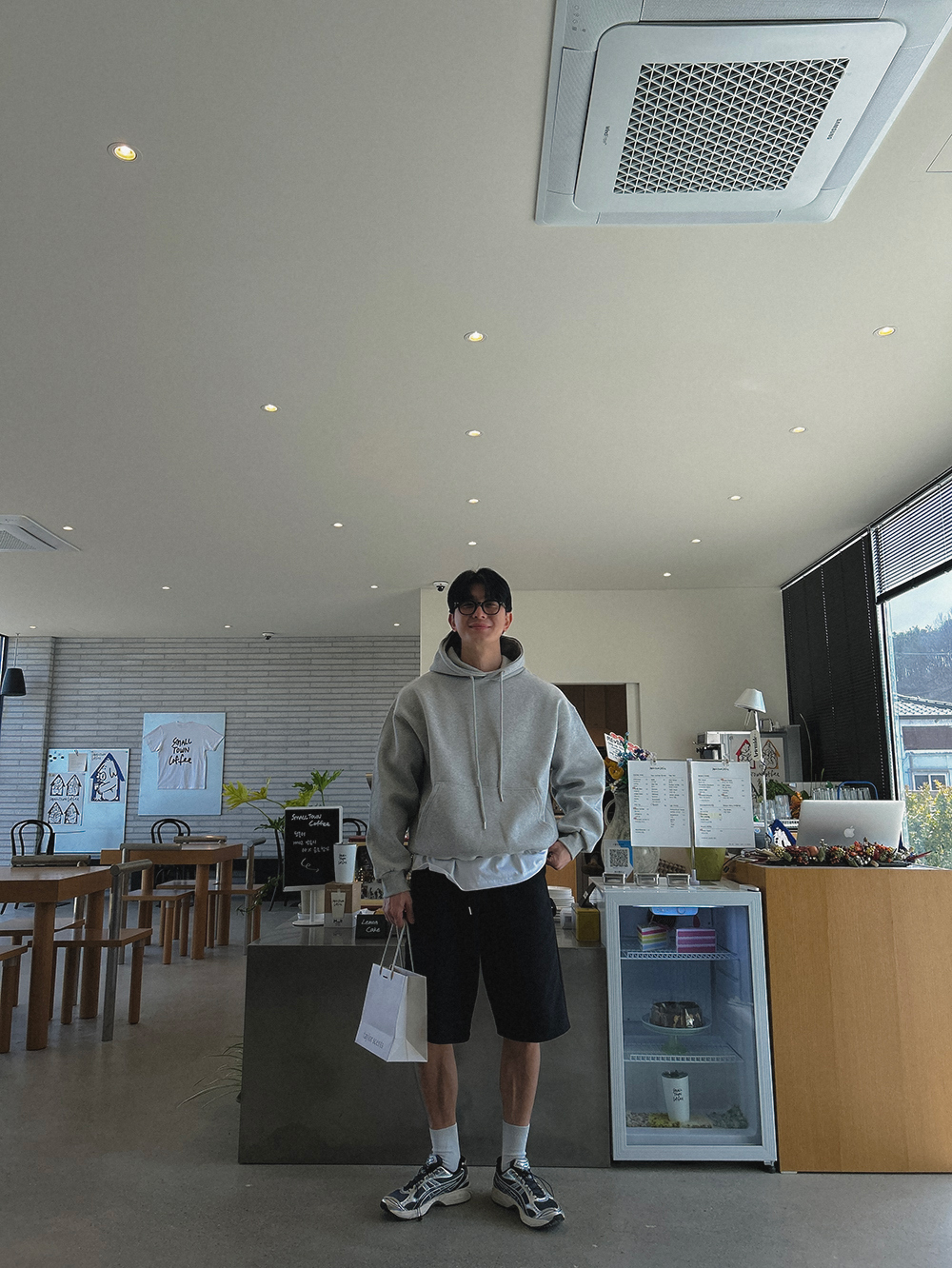 긴팔 티셔츠 모델 착용 이미지-S4L1