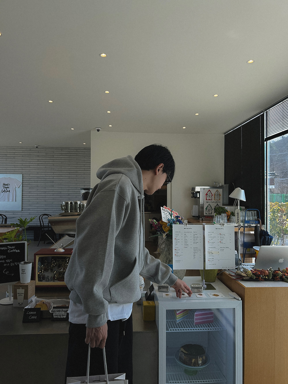 긴팔 티셔츠 모델 착용 이미지-S1L6