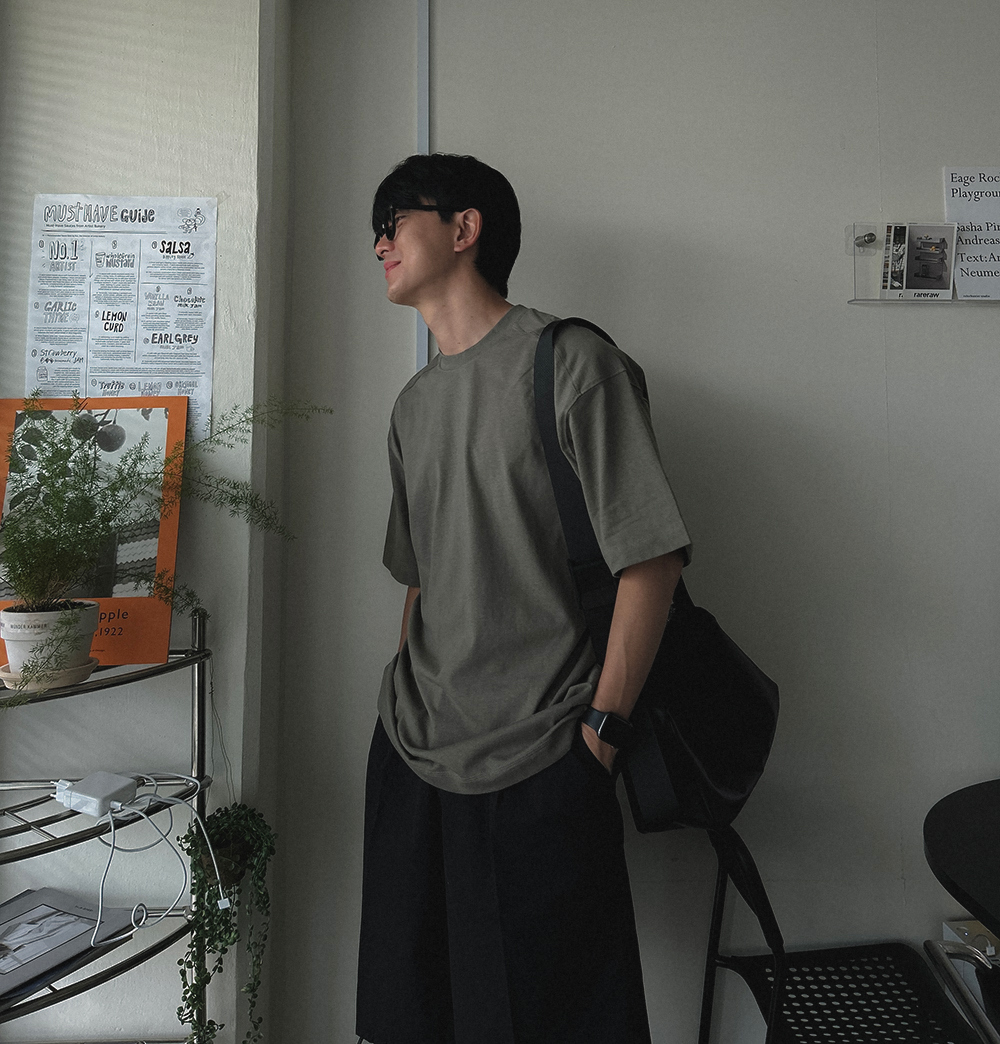 반팔 티셔츠 모델 착용 이미지-S1L57