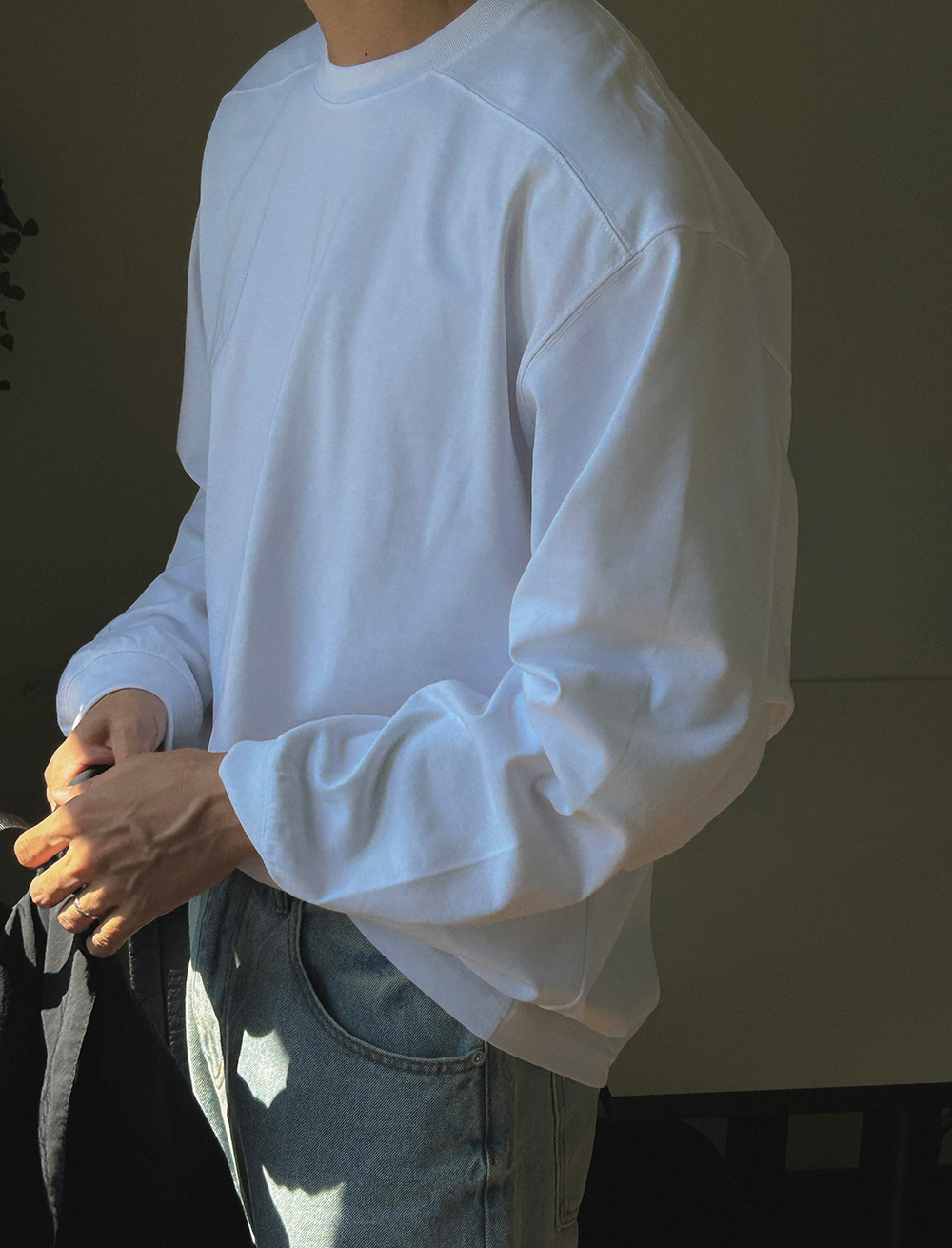 긴팔 티셔츠 모델 착용 이미지-S1L16