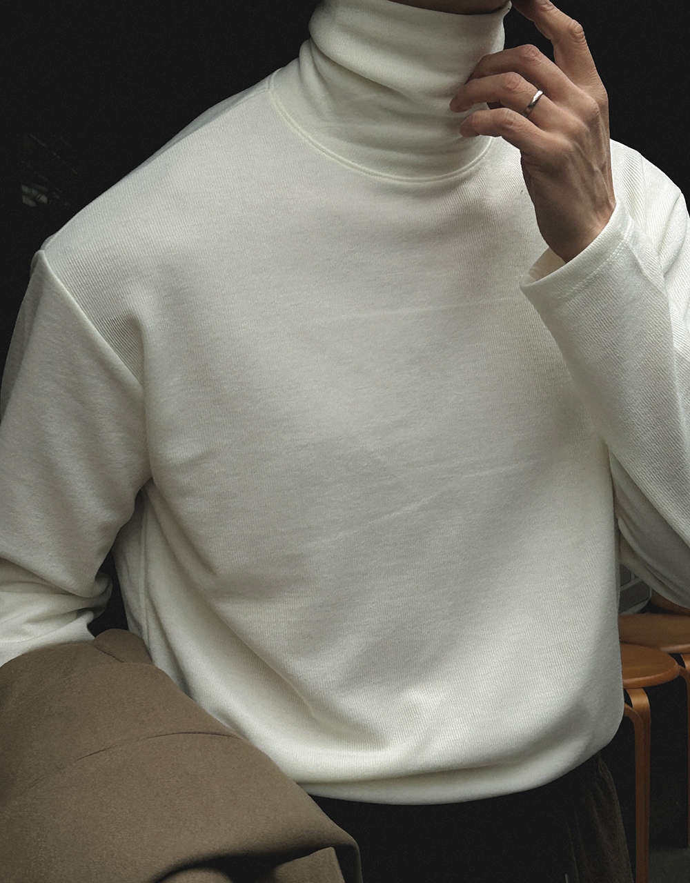 긴팔 티셔츠 모델 착용 이미지-S7L1