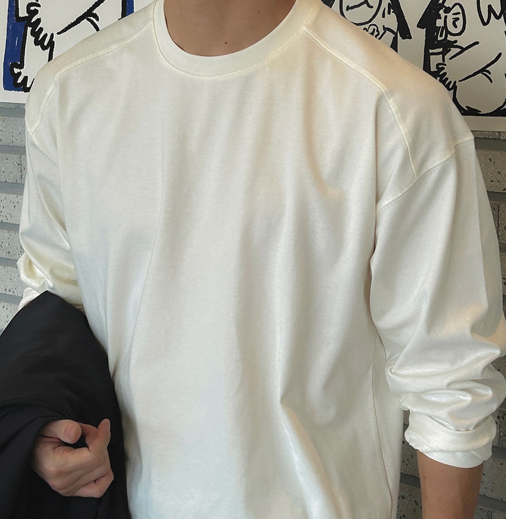 긴팔 티셔츠 모델 착용 이미지-S14L22