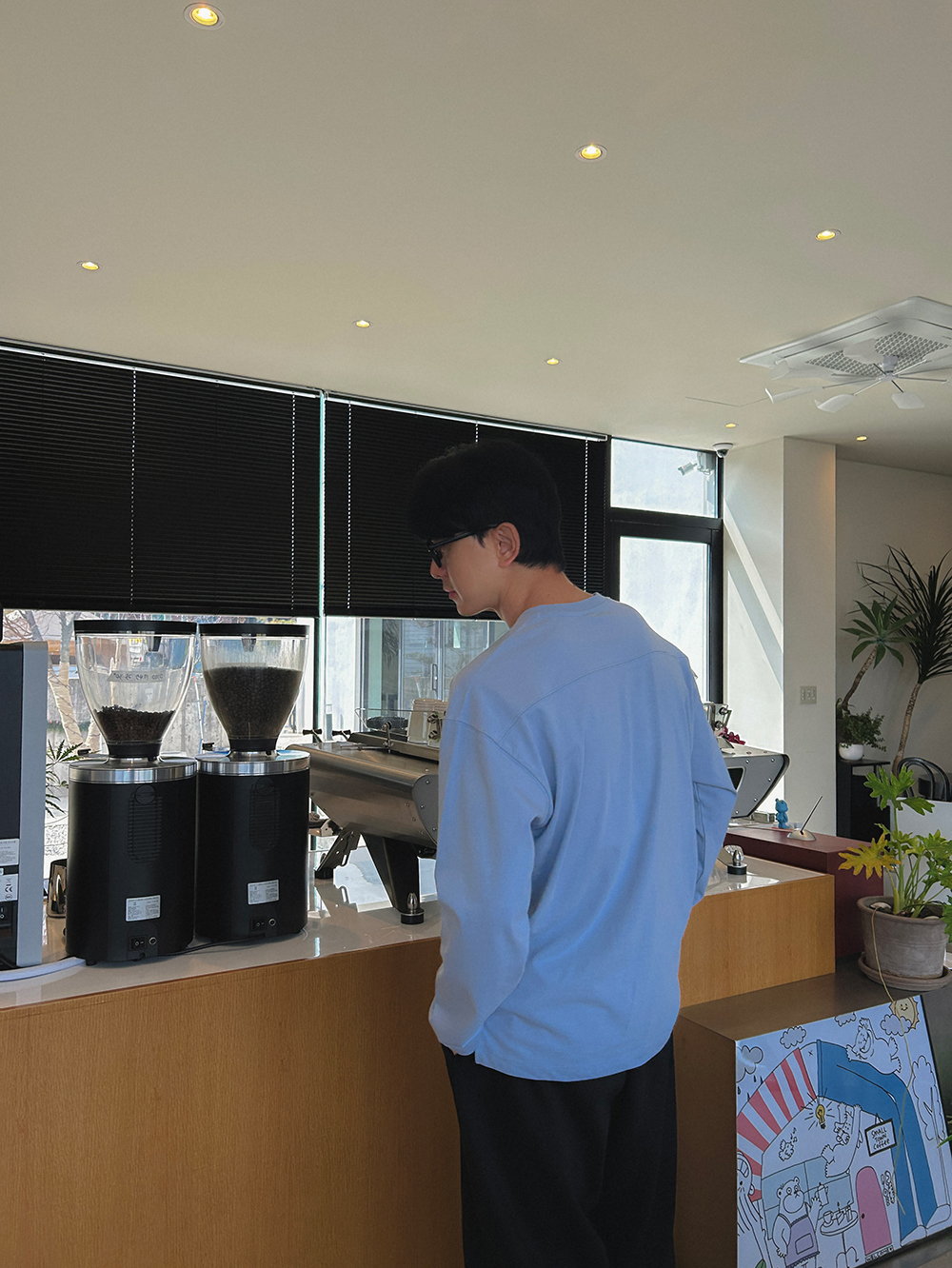 긴팔 티셔츠 모델 착용 이미지-S14L94