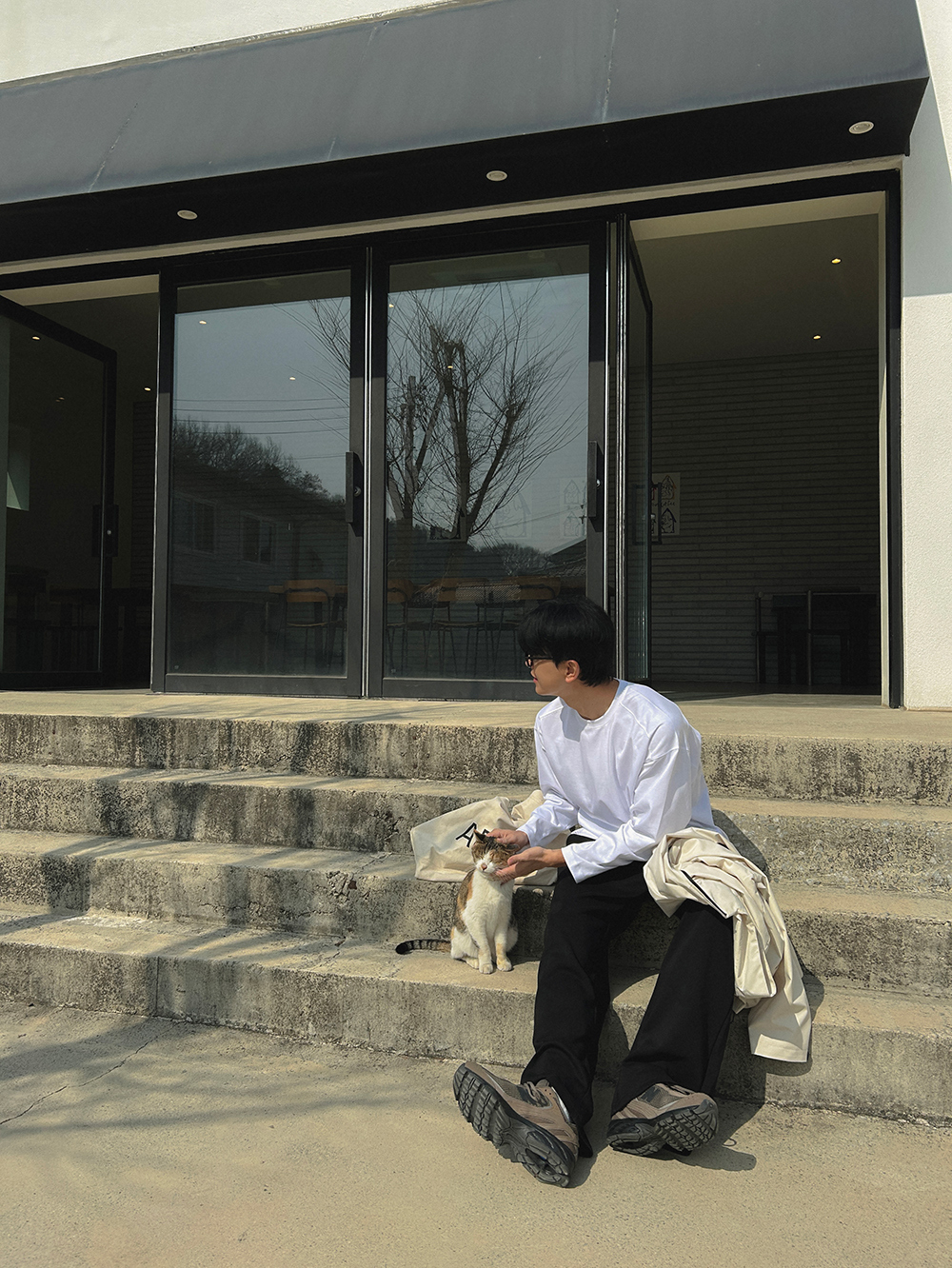 긴팔 티셔츠 모델 착용 이미지-S1L9