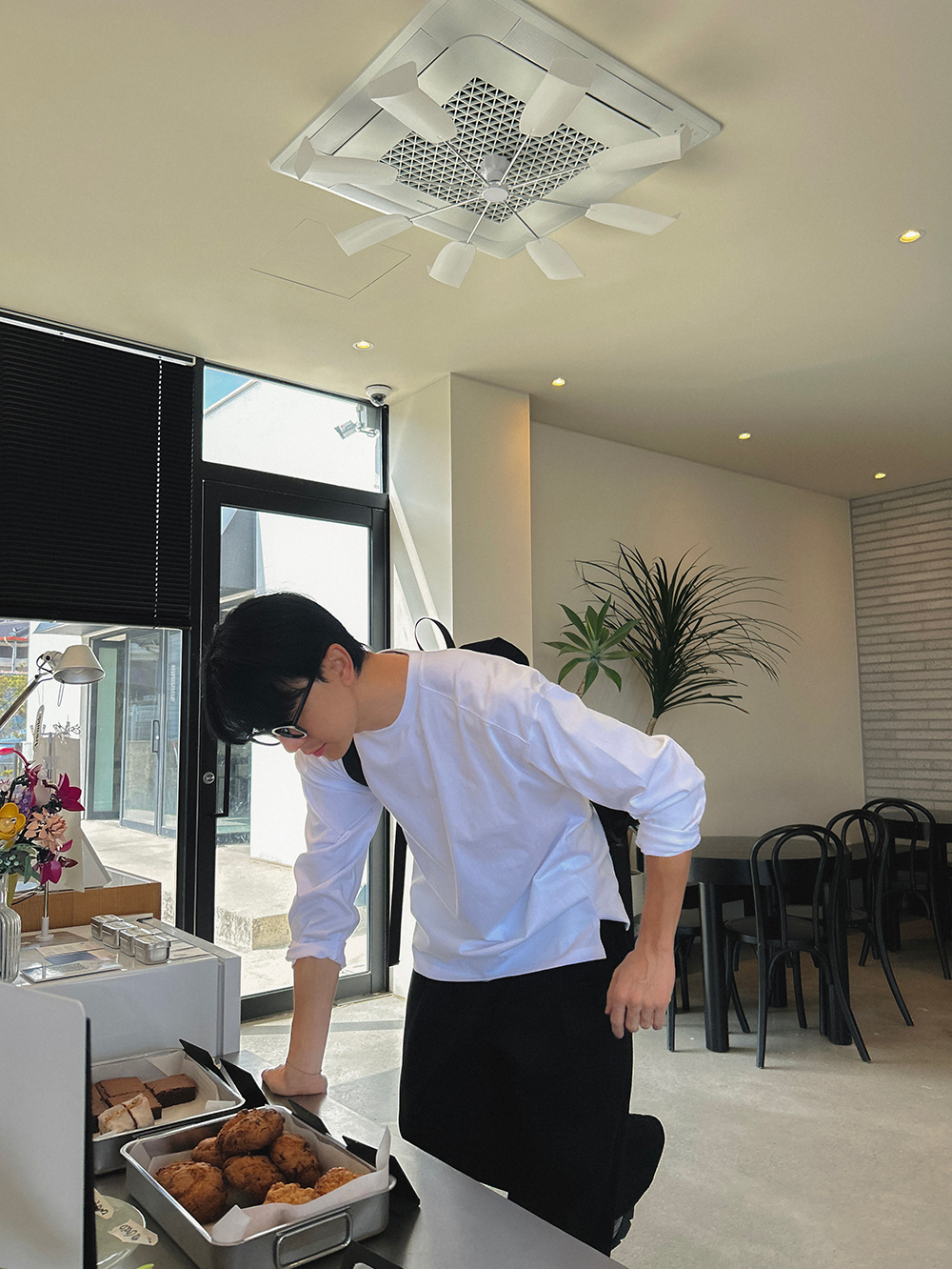 긴팔 티셔츠 모델 착용 이미지-S14L67