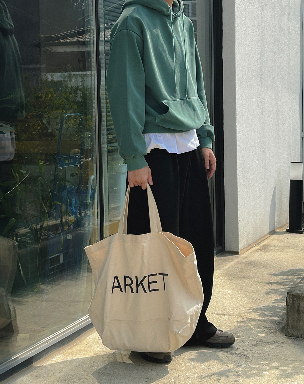 긴팔 티셔츠 모델 착용 이미지-S2L3