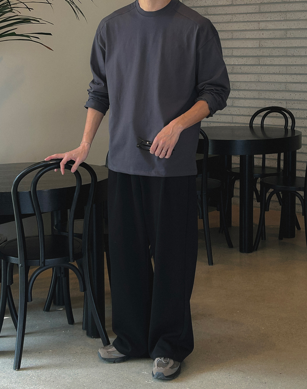 긴팔 티셔츠 모델 착용 이미지-S14L82