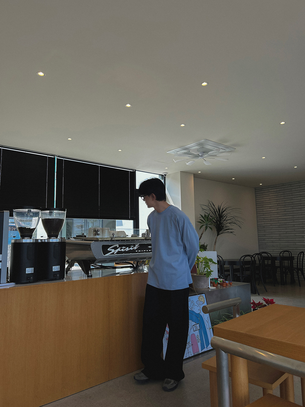 긴팔 티셔츠 모델 착용 이미지-S14L102