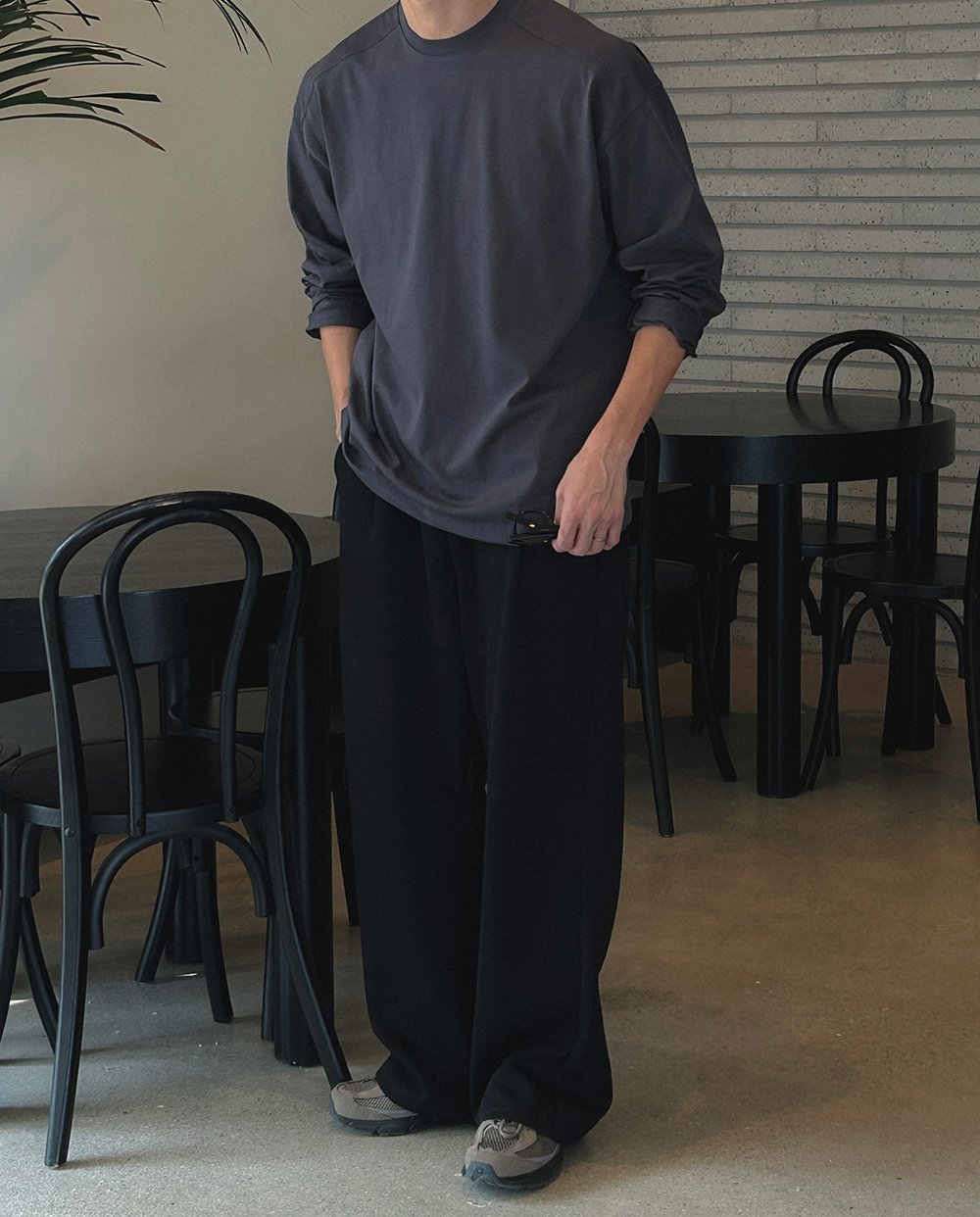 긴팔 티셔츠 모델 착용 이미지-S14L15