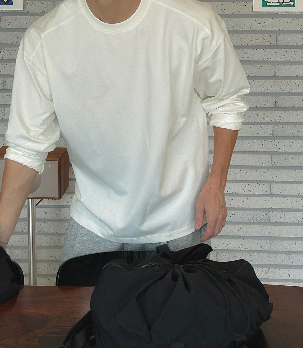 긴팔 티셔츠 모델 착용 이미지-S14L115