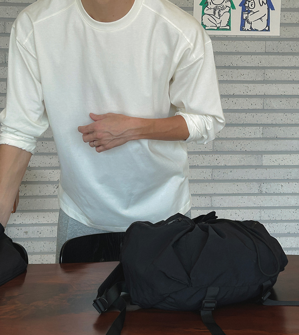 긴팔 티셔츠 모델 착용 이미지-S14L116