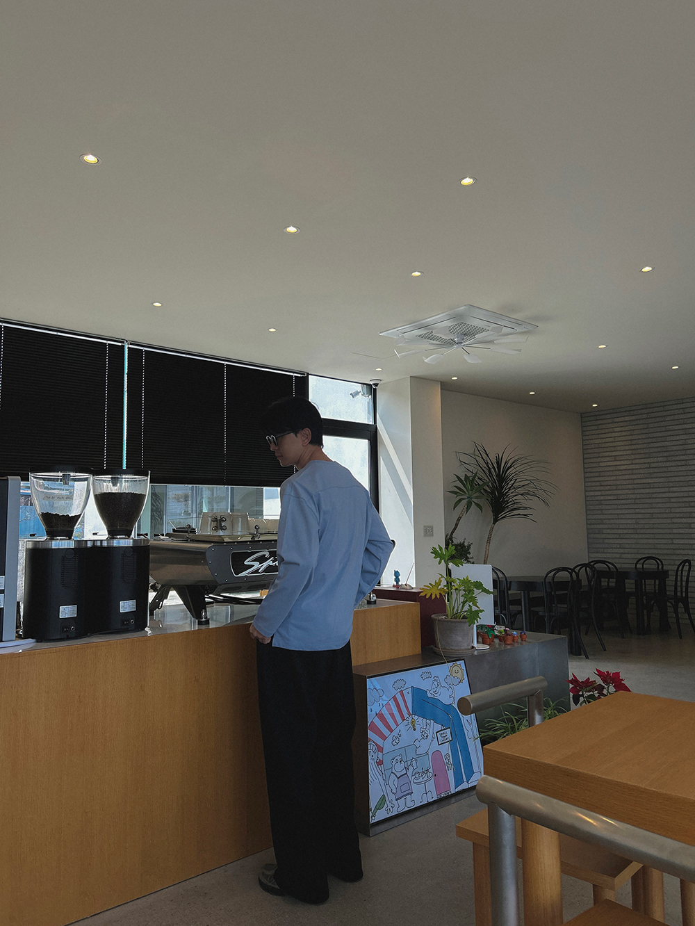 긴팔 티셔츠 모델 착용 이미지-S14L17