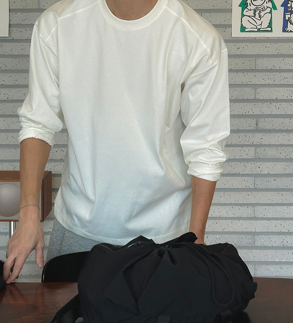 긴팔 티셔츠 모델 착용 이미지-S14L114