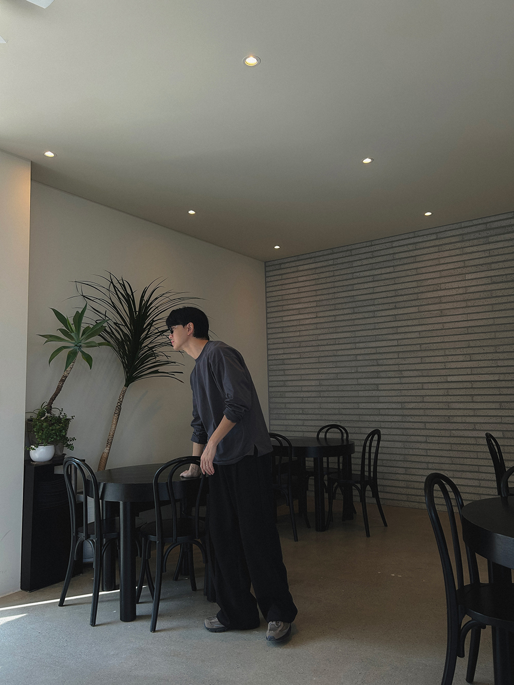 긴팔 티셔츠 모델 착용 이미지-S14L14