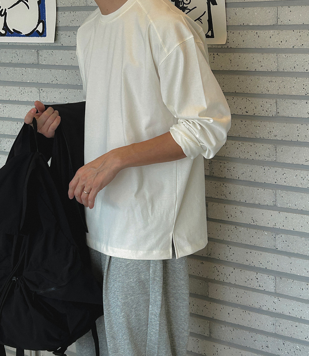 긴팔 티셔츠 모델 착용 이미지-S14L112