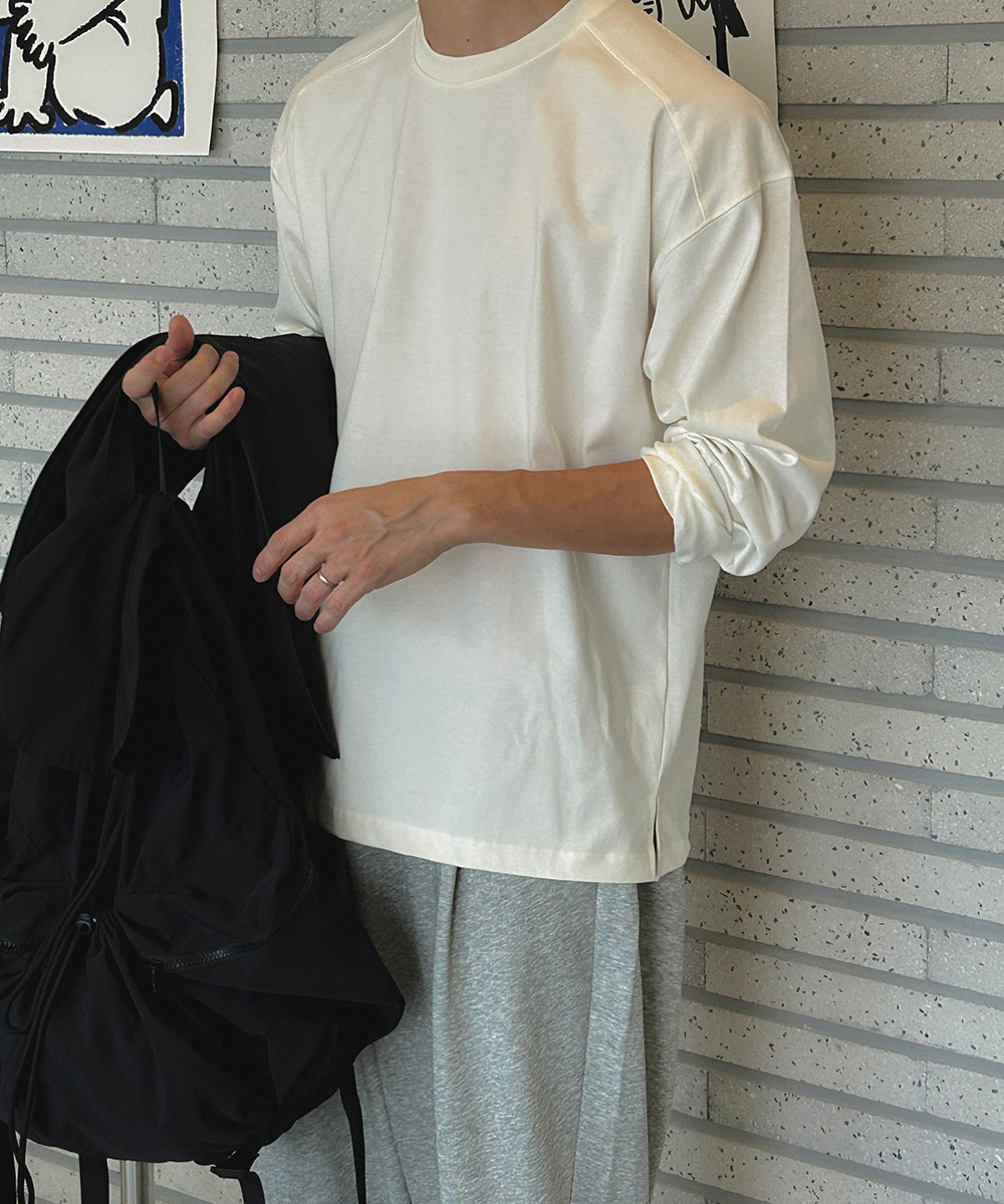 긴팔 티셔츠 모델 착용 이미지-S14L111