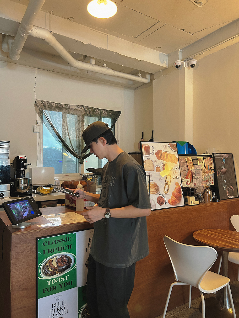 반팔 티셔츠 모델 착용 이미지-S1L78