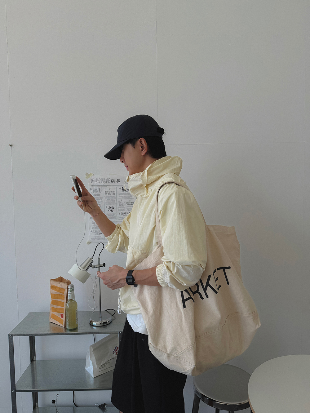 반팔 티셔츠 모델 착용 이미지-S2L3