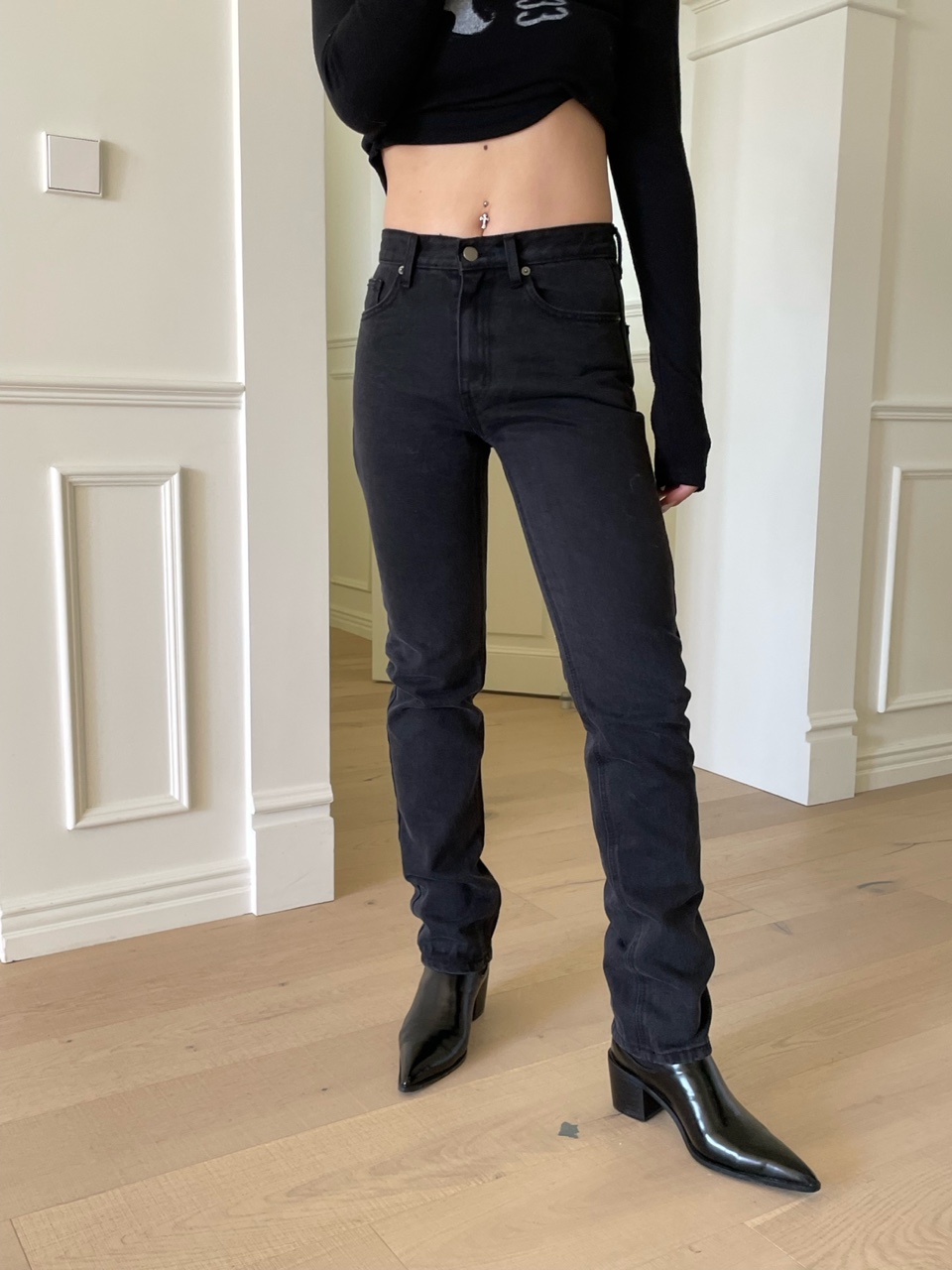 Neuter black jean