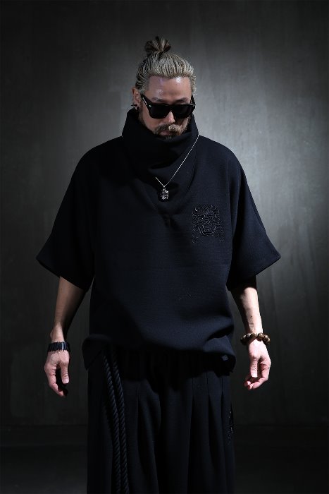 ByTheR59856 オニ刺繍ハイネックハーフスリーブTシャツ(ブラック)