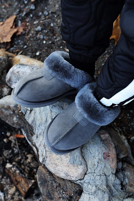 center cut suede fur slippers