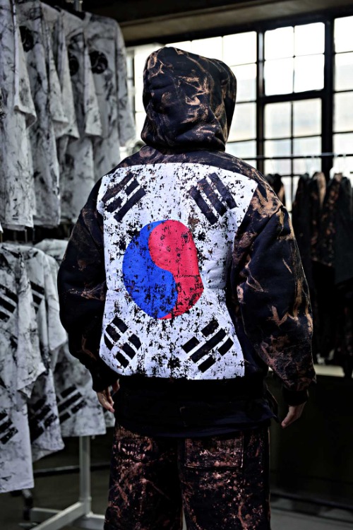 ByTheRラフブリーチカラー太極旗ルーズフィットフードティー