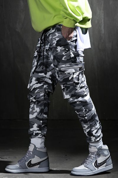 Camo pattern zipped pocket jogger trousers