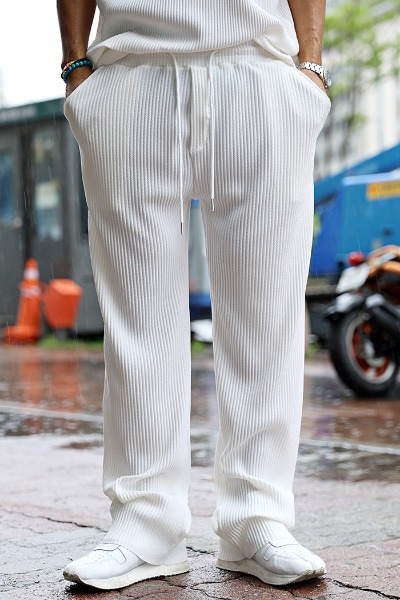 embossed pleated cut wide trousers