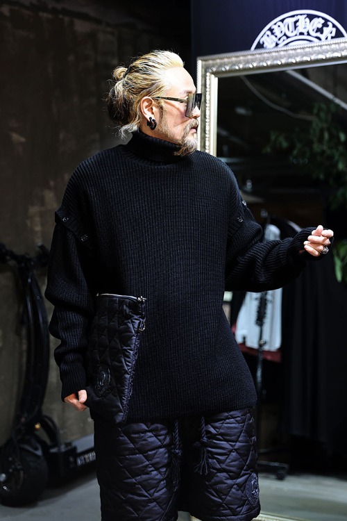 Polar knit with detachable sleeves