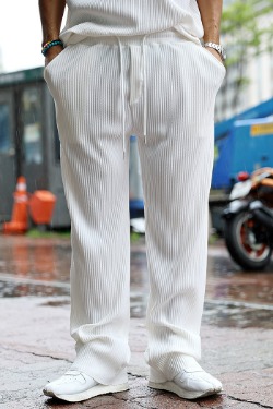 ByTheRembossed pleated cut wide trousers
