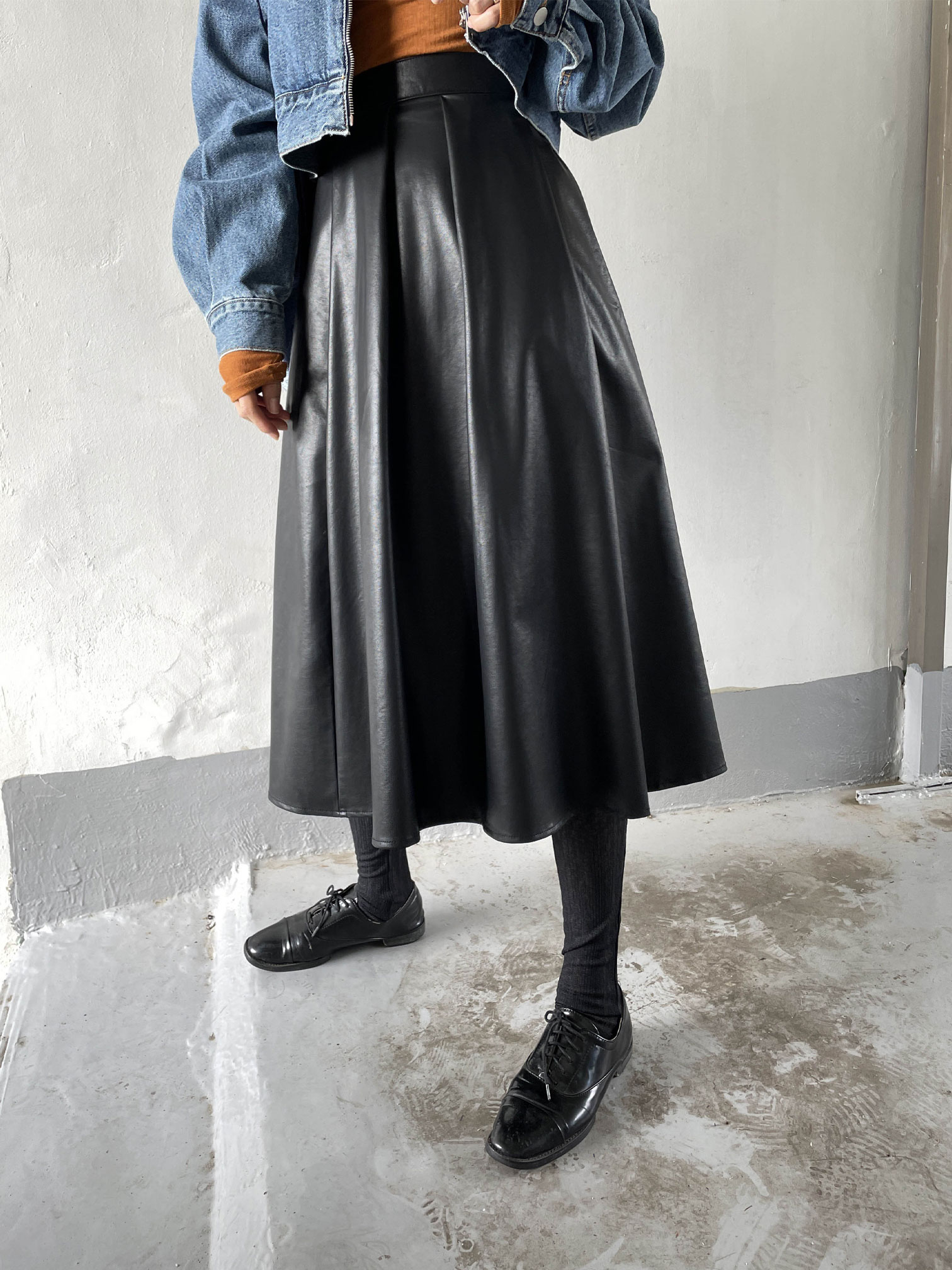 78 A leather skirt