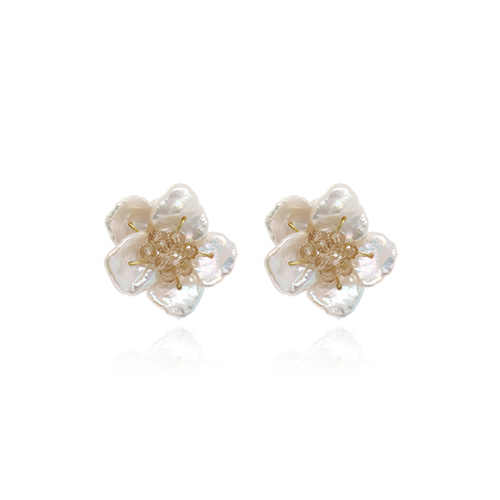 Natural Pearl Flower Shape Post Earrings/네츄럴 펄 플라워 쉐입 포스트 귀걸이