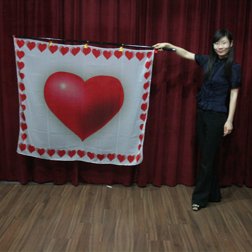 Giant flag (heart) width about 140 cm × 120 cm (including cloth and flag)