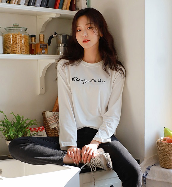 レタリング刺繍モダール混Tシャツ 韓国