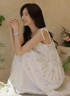韓國小花朵刺繡蛋糕裙襬洋裝