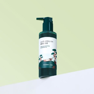 ROUND LAB Pine Cica Deep Pore Cleansing Oil 200ml bottle for gentle facial cleansing.