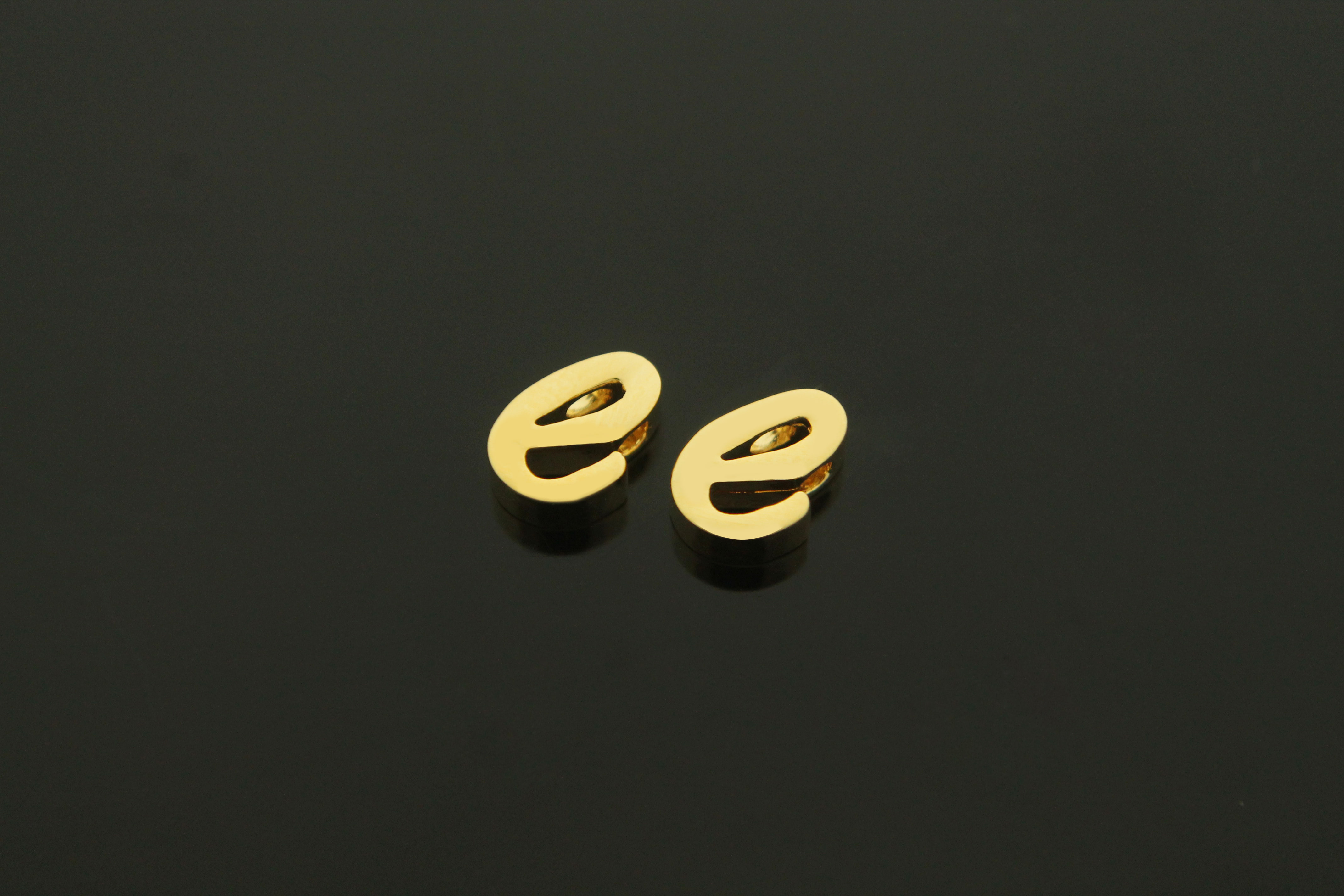 2개, 라지 필기체 소문자 e, AE-G3, 무니켈, 약 8x6mm, 홀 1.4mm, 골드도금