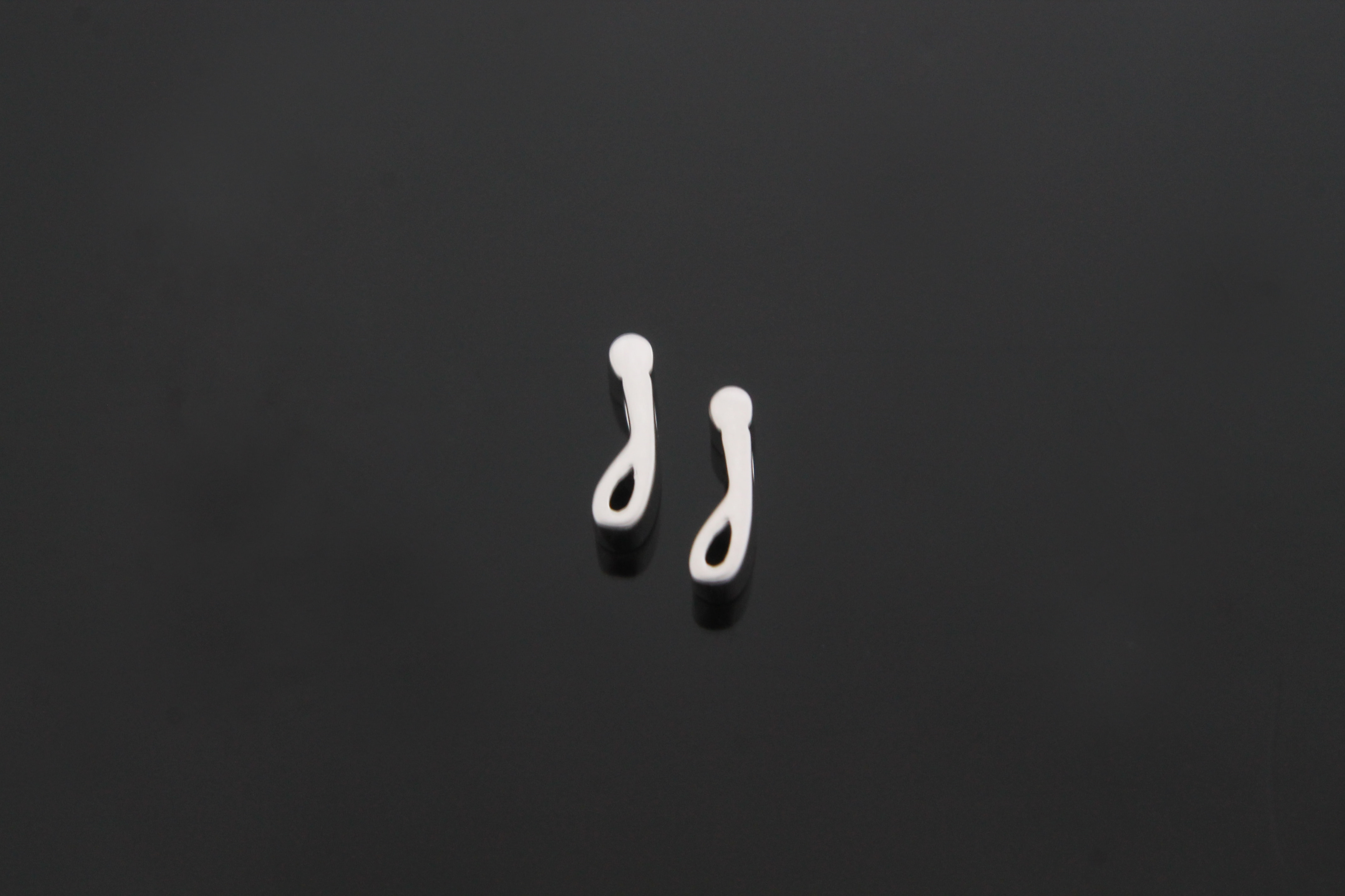 알파벳소문자 j, AJ-R10, 2개, 무광로듐도금, 9x3x3mm