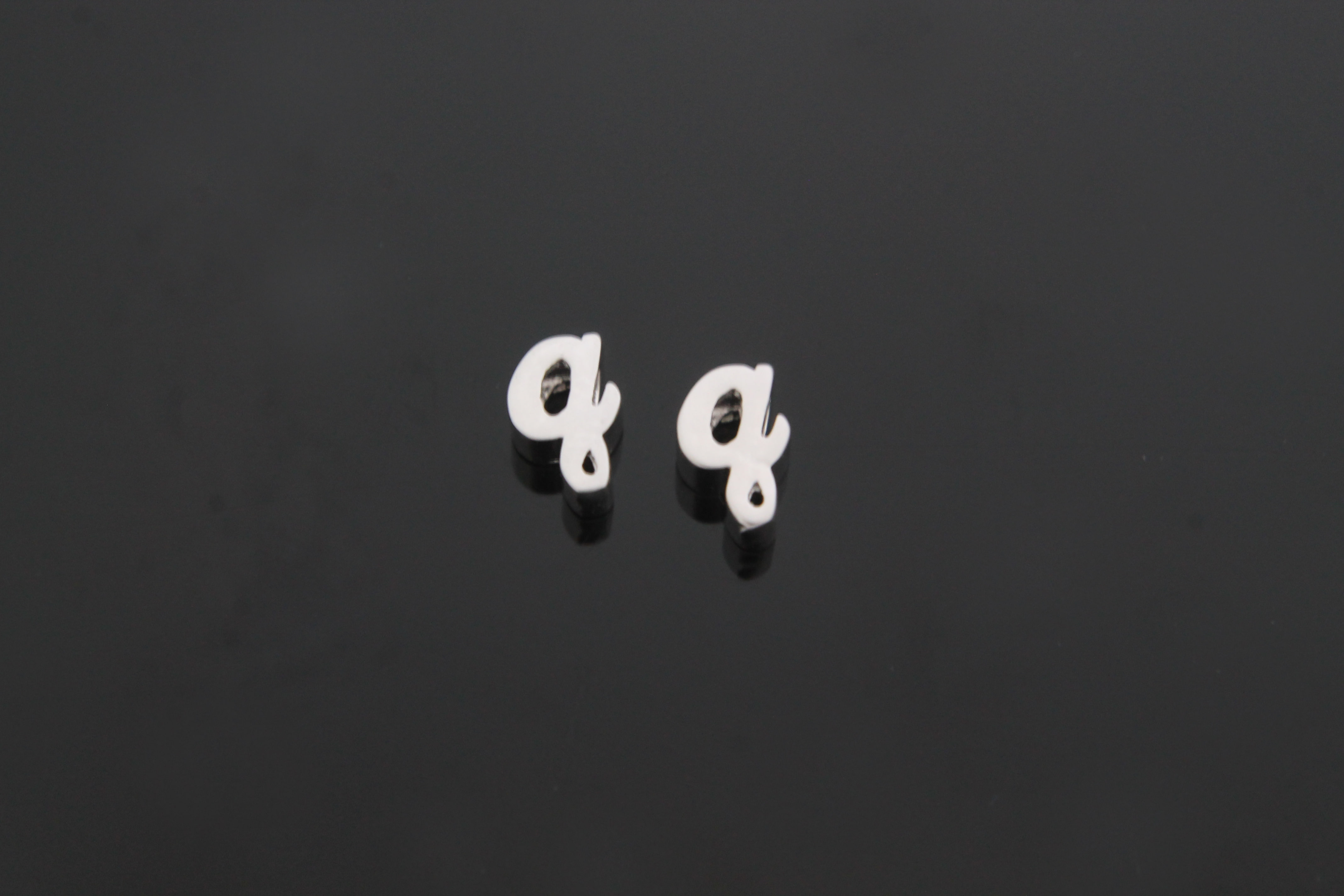 알파벳소문자 q, AQ-R10, 2개, 무광화이트골드도금, 8x5x3mm