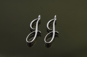 알파벳펜던트 (대) J, AJ-R8, 2개, 무니켈, 로듐도금, 19mm