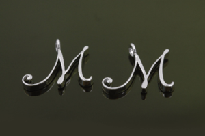 알파벳펜던트 (대) M, AM-R8, 2개, 무니켈, 화이트골드도금, 19mm