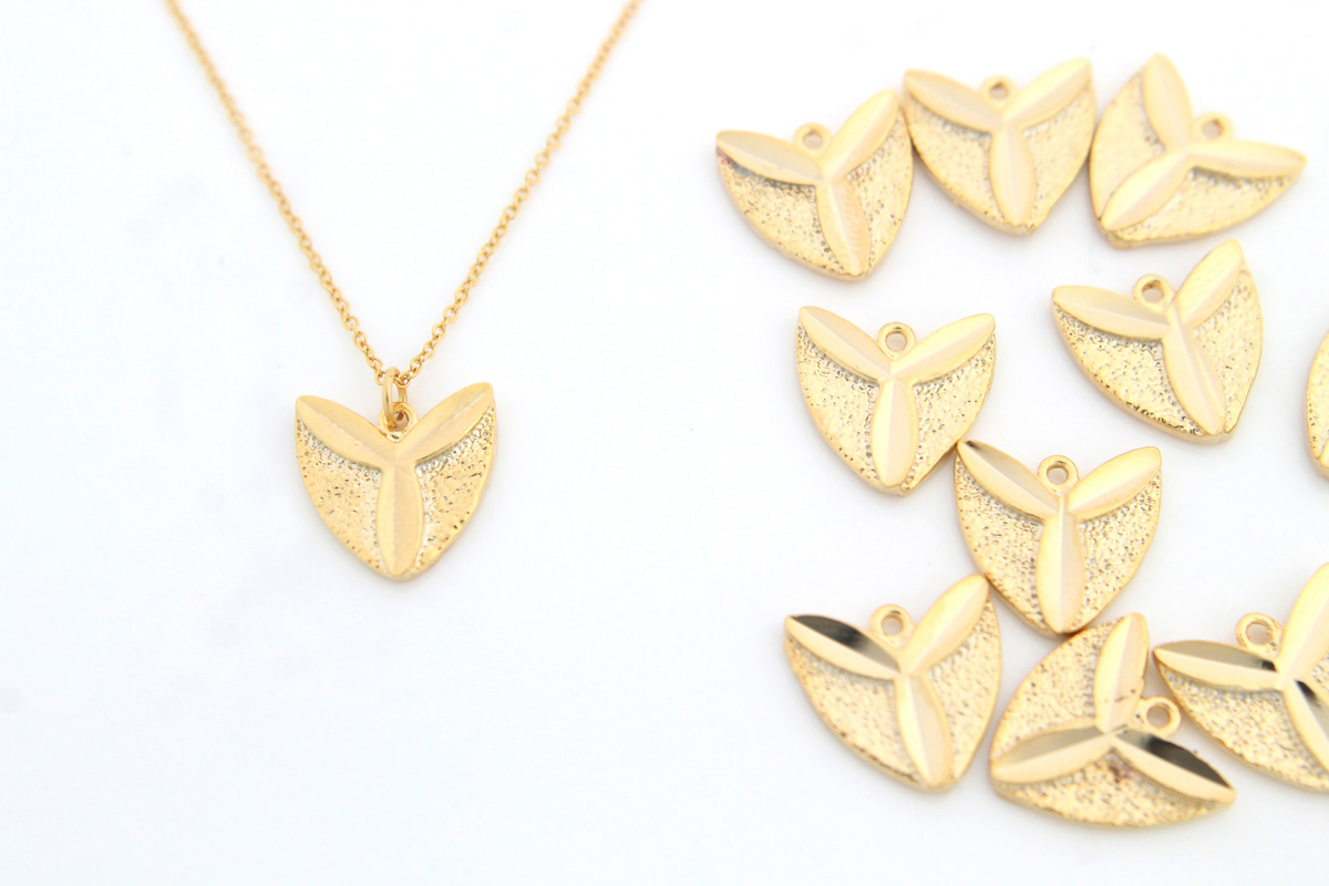 [T4-G4] Leaves on heart pendant, 2 pcs, 13x13mm, 2mm thick, 16K gold plated brass, Nickel free, Unique charm, Jewelry making pendant