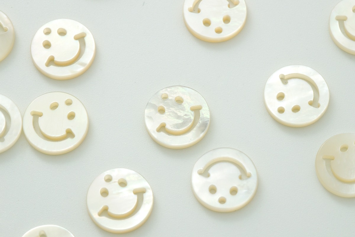 [V5-P13] Mother-of-pearl smile charm, Smiley face charm, Ocean themed jewelry, Wholesale jewelry making pendants, 1 piece